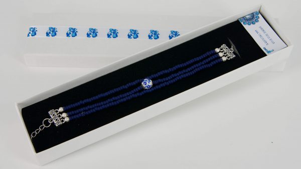 Delfts Blauw Armband 3 strengen minikralen, middelste met porselein kraal in doosje - Afbeelding 3