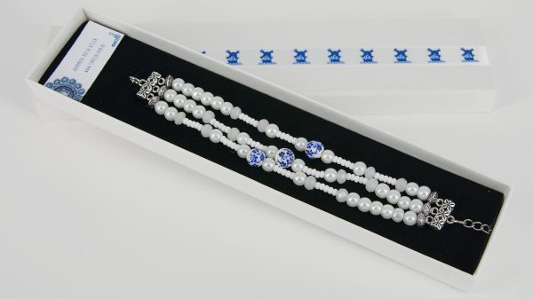 Delfts Blauw Armband 3 strengen wit met vergeetmijniet in doosje - Afbeelding 3
