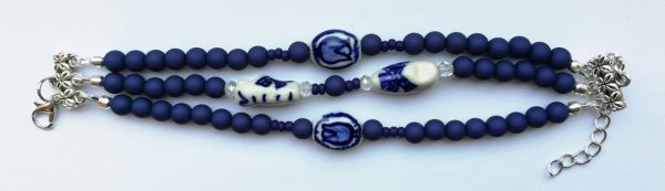 Delfts Blauw Armband 3 strengen met keramiek kralen klompje en tulp in doosje - Afbeelding 2