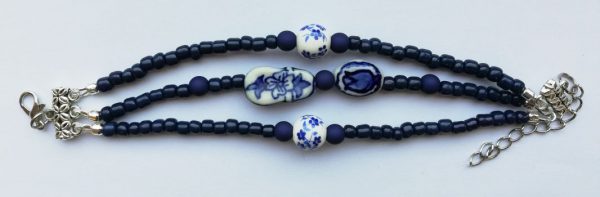 Delfts Blauw Armband 3 strengen met keramiek slofje en tulp, porselein vergeetmijniet in doosje - Afbeelding 2