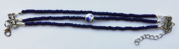 Delfts Blauw Armband 3 strengen minikralen, middelste met porselein kraal in doosje - Afbeelding 2
