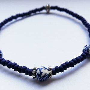 Delfts Blauw Armband minikraal met 3 porselein kraaltjes