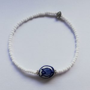 Delfts Blauw Armband wit minikraal met keramiek kraal tulp