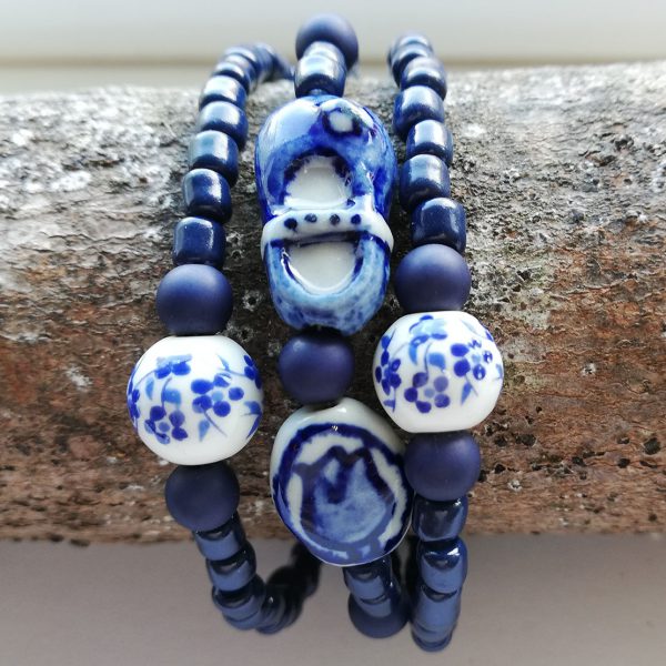 Delfts Blauw Armband 3 strengen met keramiek slofje en tulp, porselein vergeetmijniet in doosje
