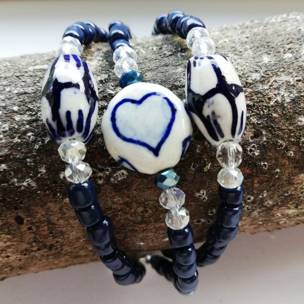 Delfts Blauw Armband 3 strengen, middelste met keramiek hart in doosje