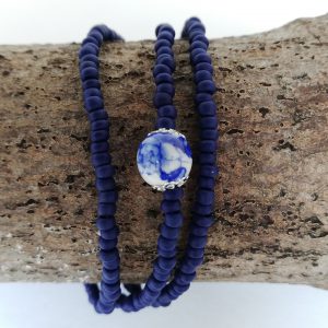 Delfts Blauw Armband 3 strengen minikralen, middelste met porselein kraal in doosje