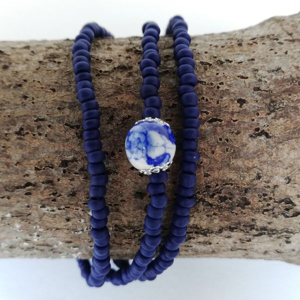 Delfts Blauw Armband 3 strengen minikralen, middelste met porselein kraal in doosje