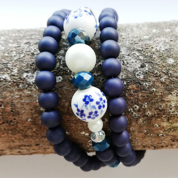 Delfts Blauw Armband 3 strengen, middelste met vergeet-mij-niet in doosje