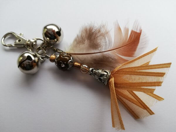 OPRUIMING Spring Bruin oranje met spiegelkraal en veer