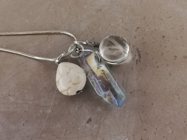 Ketting Howliet, aurakwarts en paardenbloempluis