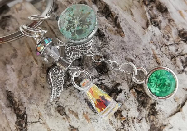 Sleutelhanger Swarovski beschermengel, groene swarovski bedel en blauwe bloem - Afbeelding 2