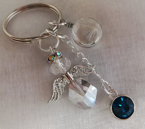 Sleutelhanger Swarovski beschermengel, blauwe swarovski bedel en paardenbloempluis
