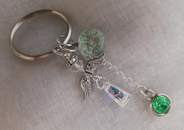 Sleutelhanger Swarovski beschermengel, groene swarovski bedel en blauwe bloem