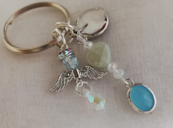 Sleutelhanger Swarovski beschermengel parel, jade hart en blauwe bedel