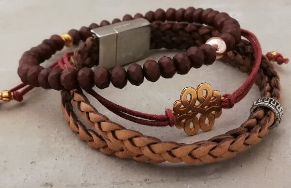 Armbandenset bruin gevlochten leer en Keltische knoop