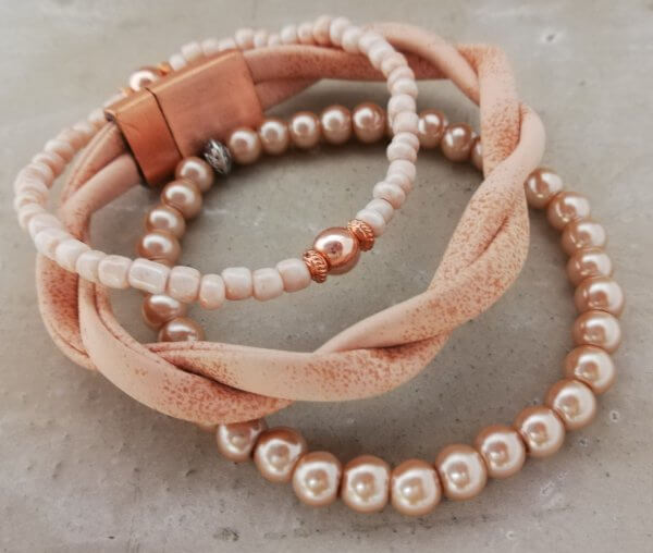Armbanden zachtroze leer roségoud kleur