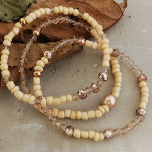 Armbandset crème met facetkralen en glasparel