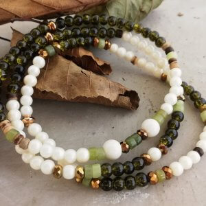 Armbandset donkerolijfgroen wit en goudkleur