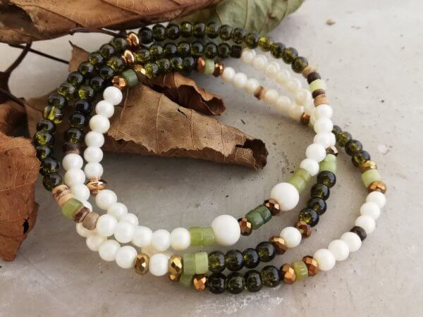Armbandset donkerolijfgroen wit en goudkleur