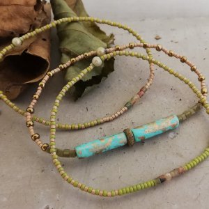 Armbandset olijfgroen taupe met aqua staafkraal