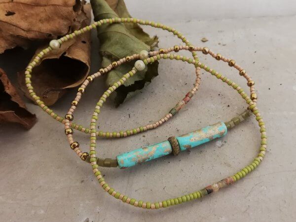 Armbandset olijfgroen taupe met aqua staafkraal