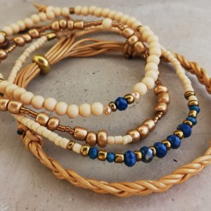 Armbandset creme blauw naturel gevlochten leer