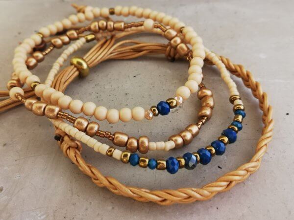 Armbandset creme blauw naturel gevlochten leer