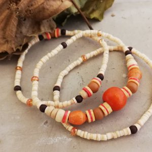 Armbandset creme met grote oranje kraal hout