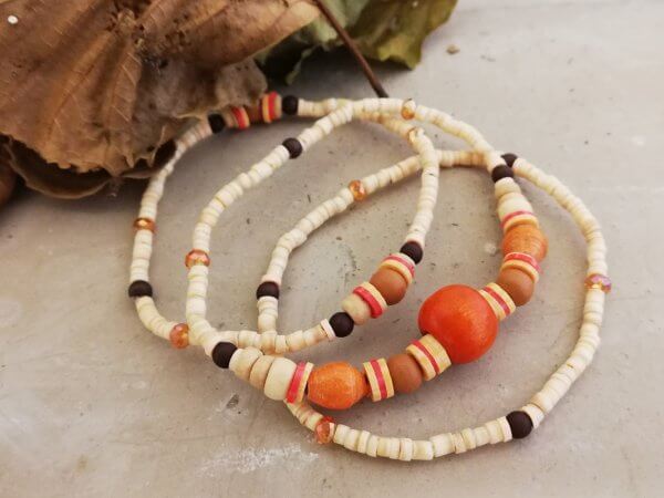 Armbandset creme met grote oranje kraal hout
