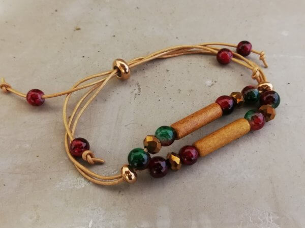Leer naturel schuifknoop kralen hout goud groenrood