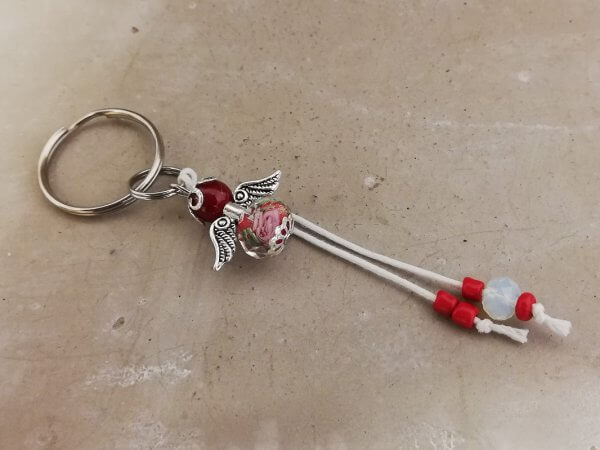 Sleutelhanger beschermengel bolletje rood met roosje