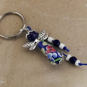 Sleutelhanger beschermelfje lang donkerblauw met bloemen