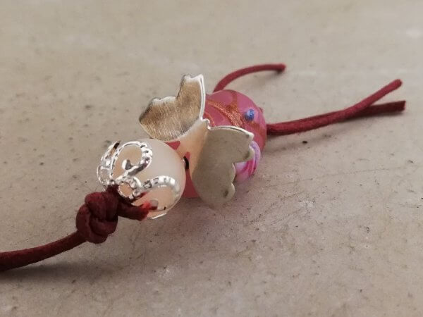 Sleutelhanger beschermelfje oudrose met roos - Afbeelding 2