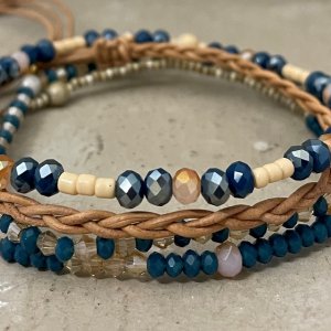 Armbandset blauwgroen creme facetkralen vlechtleer