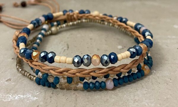 Armbandset blauwgroen creme facetkralen vlechtleer