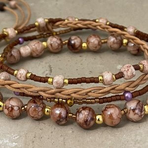 Armbandset bruin bolkraal goud brons lila minikraal vlechtleer