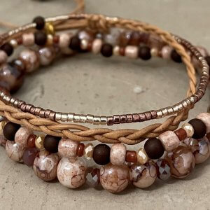 Armbandset bruin bolkraal goud brons minikraal lila facetkraal vlechtleer