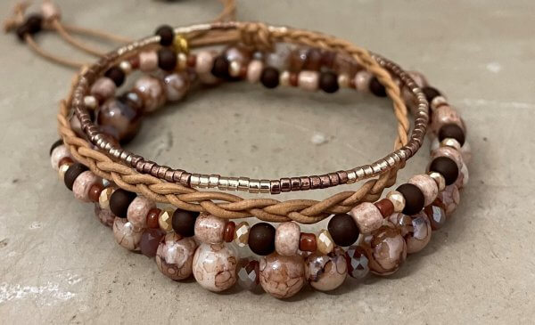 Armbandset bruin bolkraal goud brons minikraal lila facetkraal vlechtleer