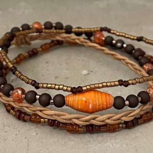 Armbandset bruin oranje met oranje tussenkraal vlechtleer