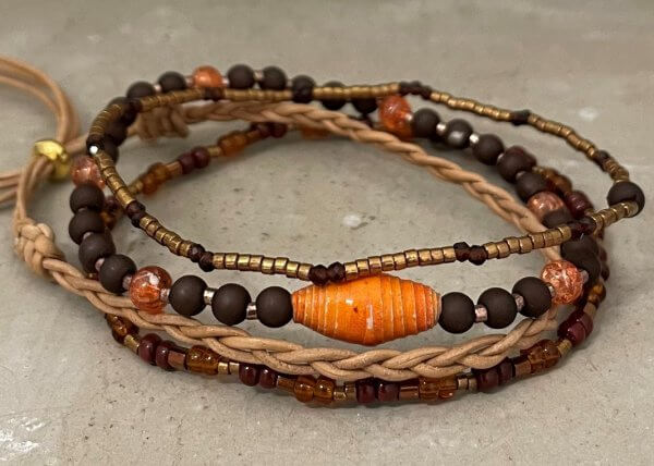 Armbandset bruin oranje met oranje tussenkraal vlechtleer