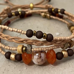 Armbandset creme bruin met oranje facetkraal bruin bolkraal vlechtleer