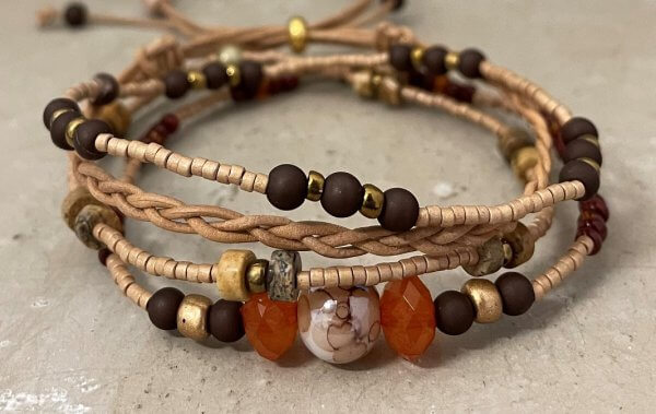 Armbandset creme bruin met oranje facetkraal bruin bolkraal vlechtleer