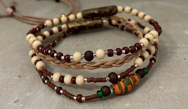 Armbandset creme bruin met tussenkralen oranjegroen en brons lang vlechtleer