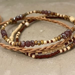 Armbandset creme middenbruin en lila facetkraal vlechtleer