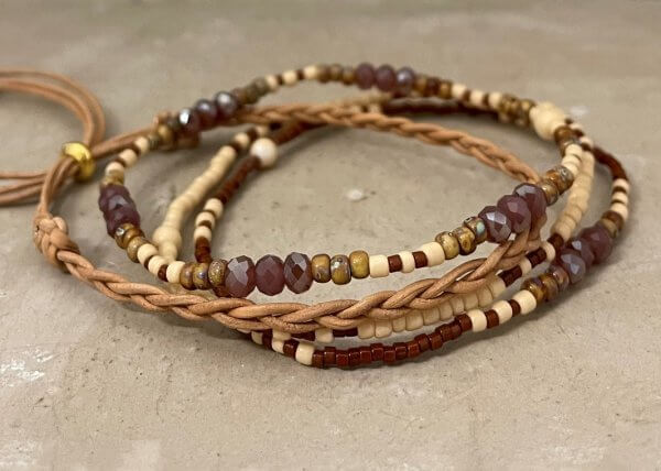 Armbandset creme middenbruin en lila facetkraal vlechtleer