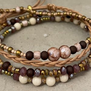 Armbandset goud creme minikraal lila facetkraal vlechtleer