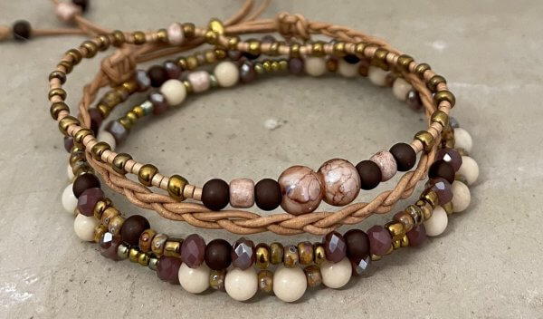 Armbandset goud creme minikraal lila facetkraal vlechtleer
