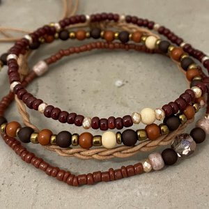 Armbandset oranjebruin donkerbruin facetkraal vlechtleer