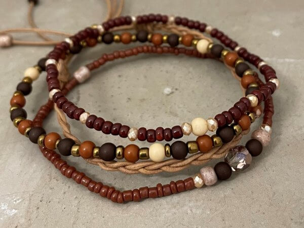 Armbandset oranjebruin donkerbruin facetkraal vlechtleer