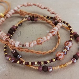 Armbandset oudroze lila bruin bolkraal vlechtleer